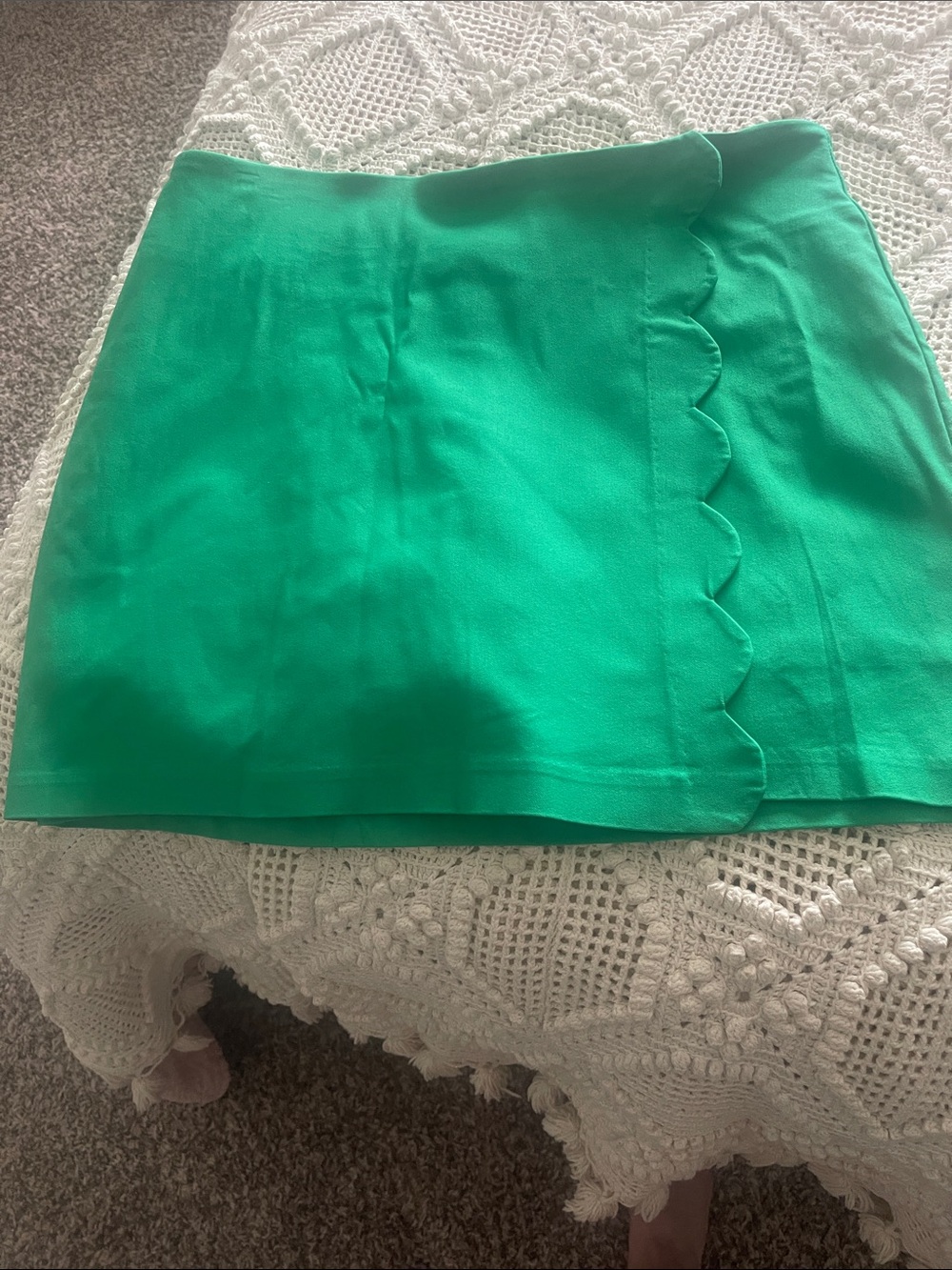 crown & ivy Kelly Green Scallop-Edge Mini Skort